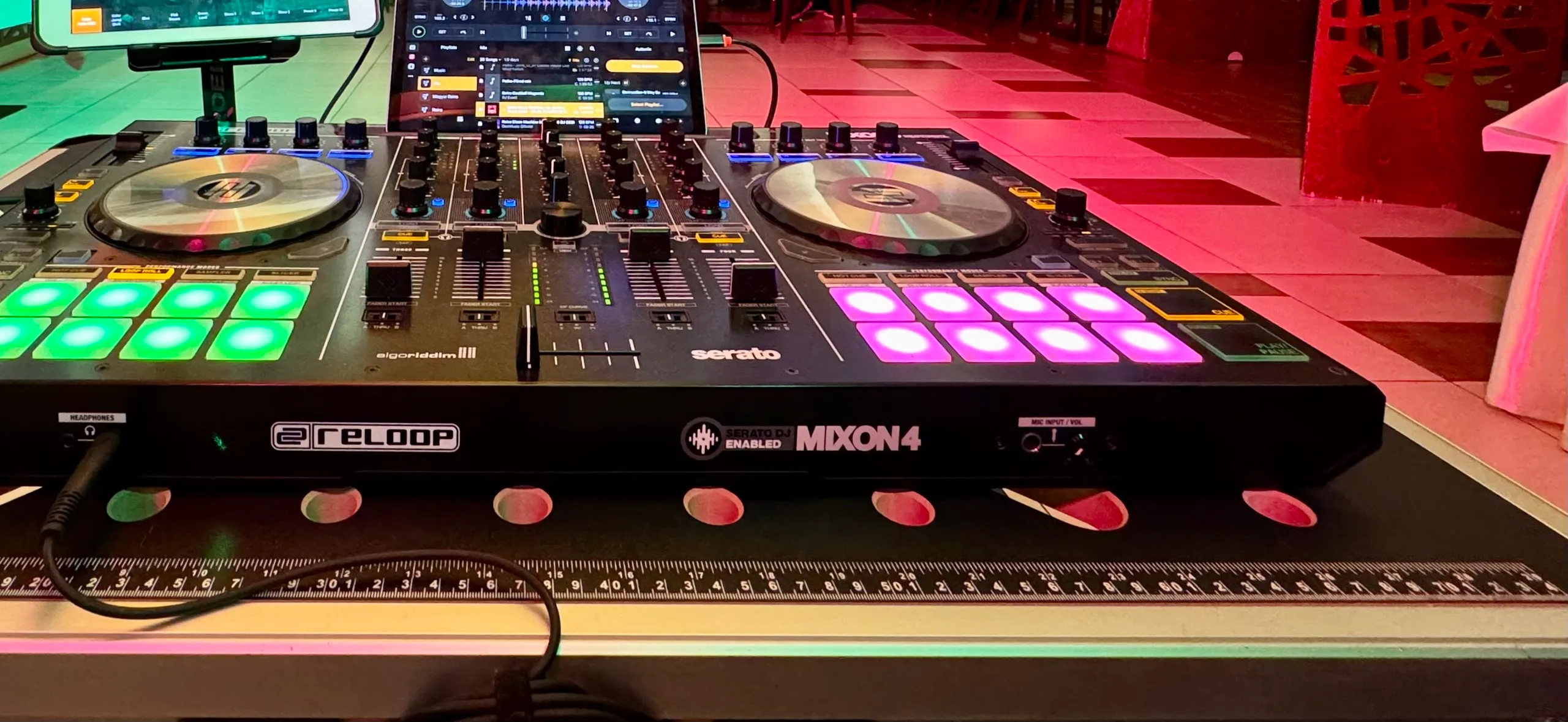 DJ-kontroller és tabletek a pulton, rendezvényteremben