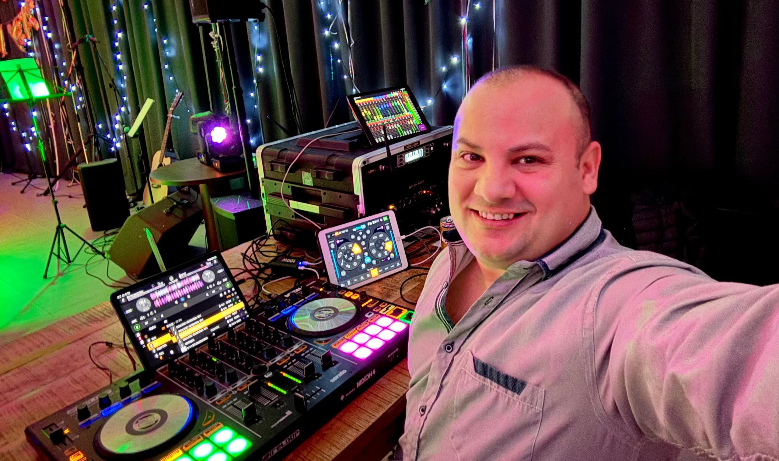 Budai János a DJ- és hangosítópultnál egy teremrendezvényen