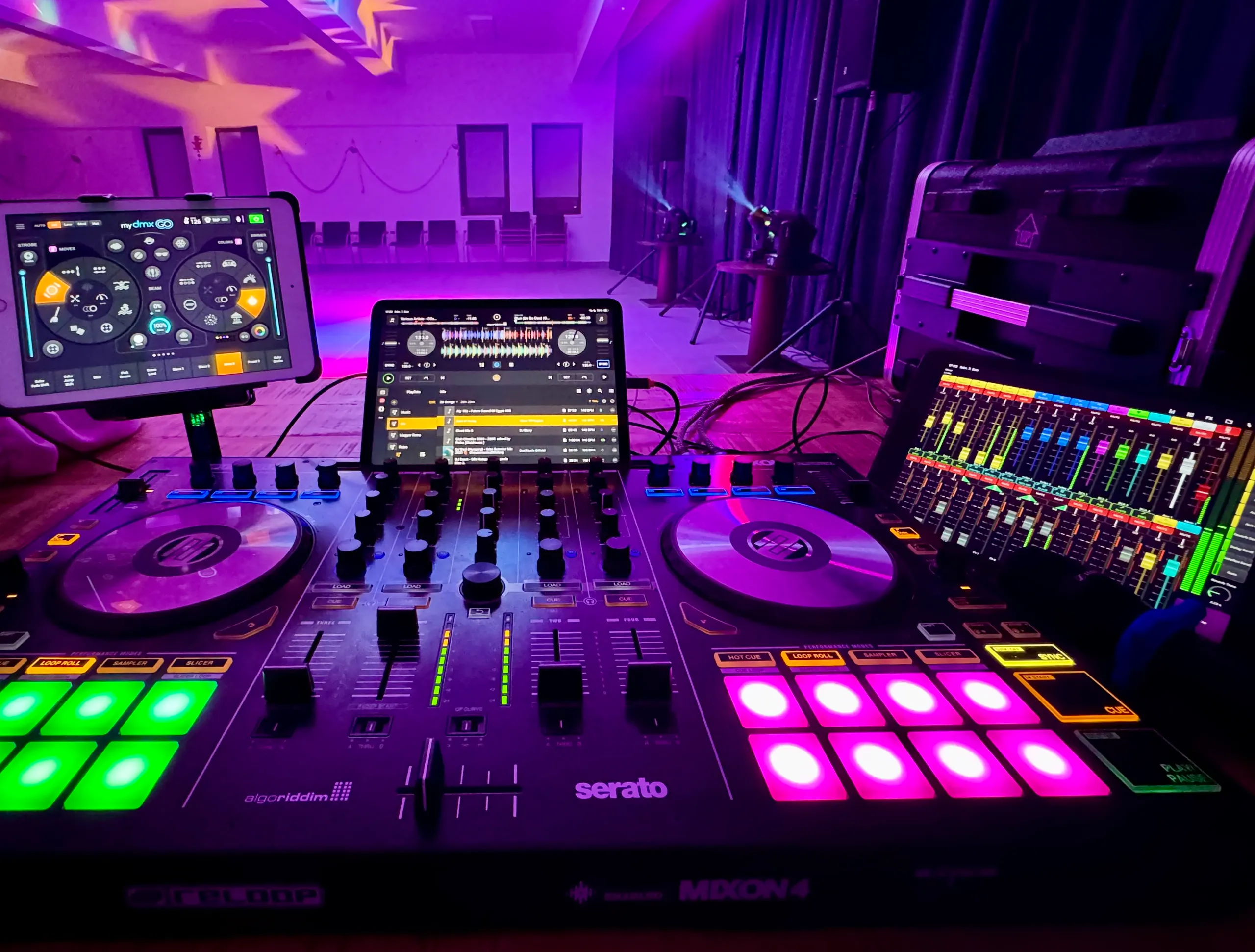 DJ-kontroller, tabletek és keverő egy rendezvényterem színpadán